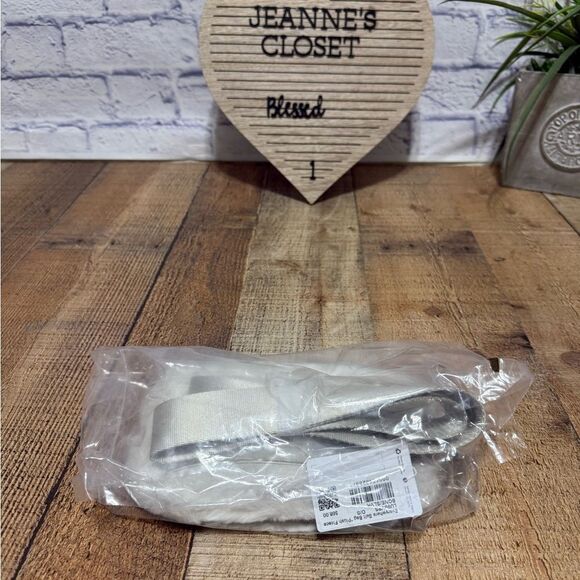 Lululemon Everywhere Belt Bag
Plush Fleece bone/silver NWT - Picture 8 of 8